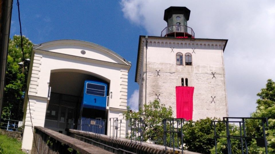 Radnička fronta povodom godišnjice oslobođenja Zagreba i pobjede nad fašizmom istaknula crvenu zastavu na Kuli Lotrščak